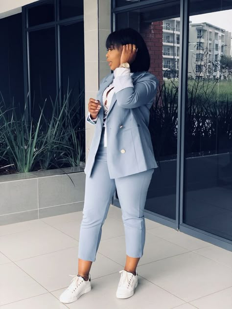 Women Suits and Sneaker Trend #womansuits  #womansneaker #fashionactivation #womanfashion Suits And Sneakers, Fashionable Work Outfit, Sneaker Trend, Stylish Work Attire, Woman Suit Fashion, Classy Work Outfits, Looks Street Style, Classy Casual Outfits, Stylish Work Outfits