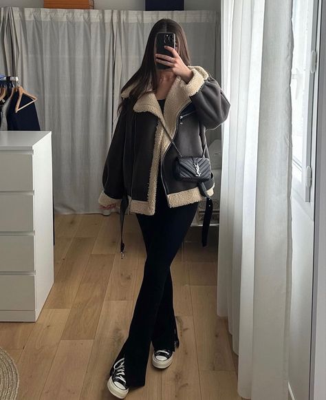 casual winter outfits girls trendy black Winter Holiday Outfits, Modesty Outfits, Europe Outfits, Easy Winter Outfit, Casual Day Outfits, Outfits With Converse, Vans Slip On, Trench Coats Women, Winter Fashion Outfits