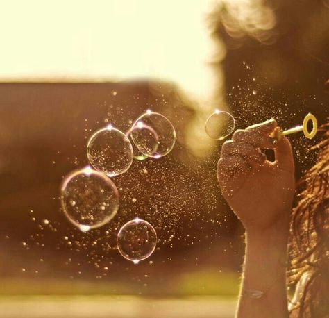 Bubbles Photography, Personaje Fantasy, Bubble Balloons, Blowing Bubbles, Soap Bubbles, Jolie Photo, Beautiful Backgrounds, Simple Pleasures, 그림 그리기