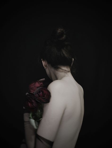 Gothic Roses Aesthetic, Dark Photoshoot Ideas Self Portraits, Black Rose Photoshoot, Dark Romantic Photoshoot, Gothic Portrait Photography, Roses Photoshoot Ideas, Rose Shoot, Dark Wedding Dress, Vampire Photoshoot