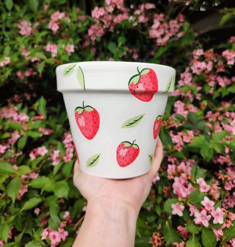 Strawberry Planter, Strawberry Pots, Flower Pot People, Strawberry Planters, Flower Pot Art, Plant Pot Diy, Outdoor Patio Designs, Painted Pots Diy, Painted Plant Pots