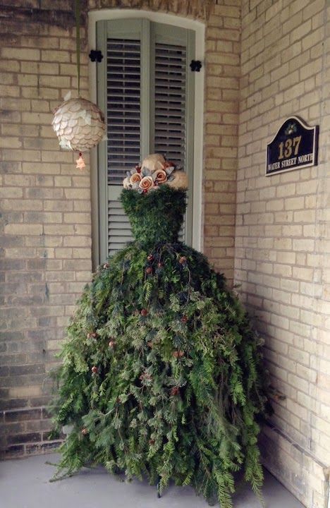 The Dusty Victorian: Christmas Tree Dress 2014 DIY - The Countess' New Gown Dress Form Christmas Tree, Mannequin Christmas Tree, Dogs Christmas, Christmas Tree Dress, Gubahan Bunga, Tree Dress, St Marys, Diva Style, Dress Forms