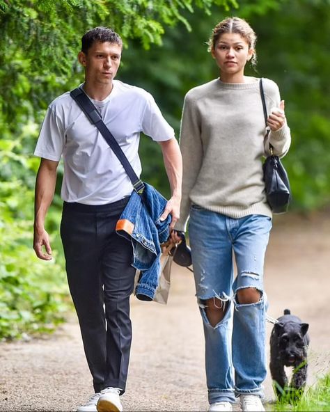 *ੈ✩‧₊˚ aly | tom and z spotted earlier walking noon ❤️ 📸 dailymail #tomholland #zendaya #spiderman #euphoria #uncharted #dunemovie #peterparker… | Instagram Arca Aesthetic, Zendaya Spiderman, K C Undercover, Zendaya And Tom Holland, Zendaya And Tom, Drunk Woman, Tom Holland Zendaya, Walks In London, Dog Walk