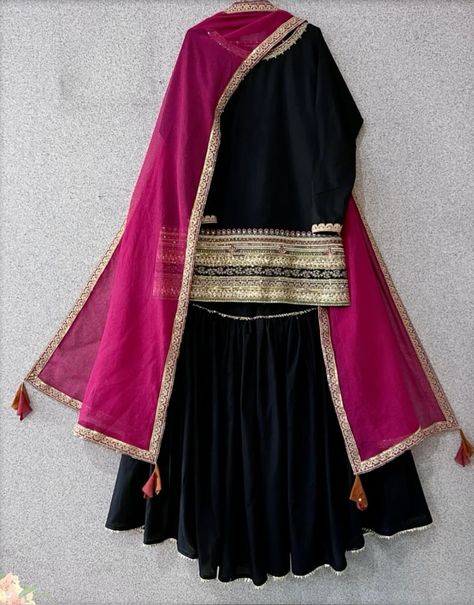 Simple Gharara Designs Pakistani, Dress Ideas For Wedding Guest Indian, Simple Gharara Designs, Mehndi Dresses Pakistani For Sisters, Gharara Designs Pakistani, Net Dresses Design Ideas, Black Gharara, Gharara Dress, Fancy Dress Material