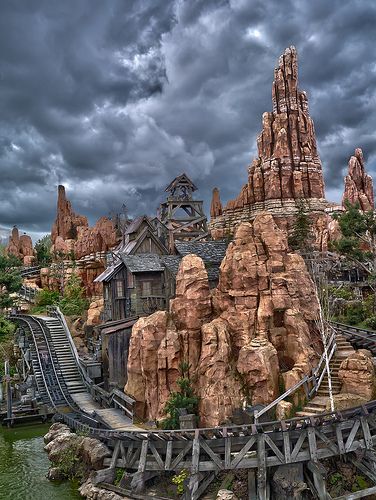 Thunder Mountain Railroad, Phantom Manor, Big Thunder Mountain, Disneyland Rides, Thunder Mountain, Disney Paris, Splash Mountain, Disney Rides, Disney Memories