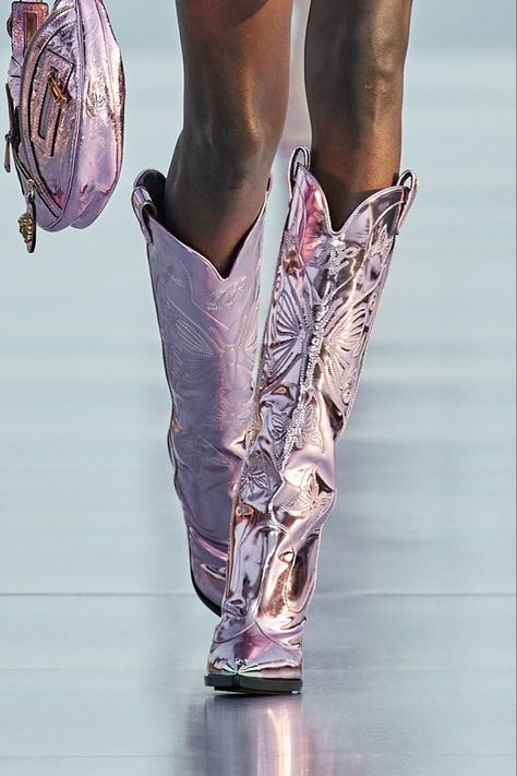 dua lipa x versace “la vacanza” resort 2023 butterl boots Dua Lipa X Versace, Versace Butterfly, Versace Aesthetic, Butterfly Boots, Versace Boots, Versace Bag, Versace Pink, Runway Shoes, Versace Shoes