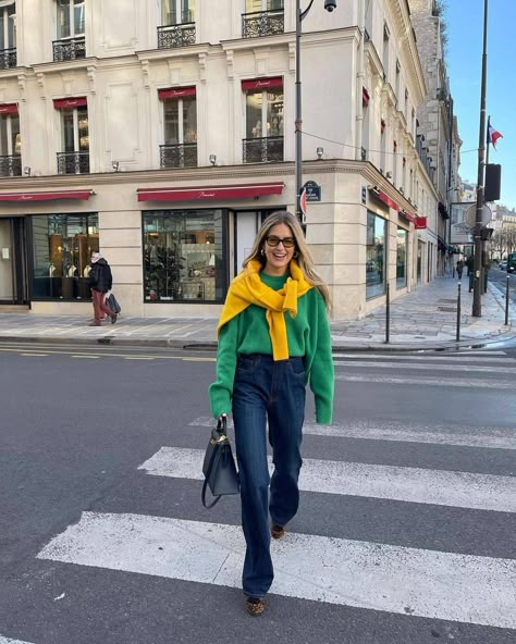 Kelly Green Outfit, Green Sweater Outfit, Green Outfit Ideas, Green Shirt Outfits, Kelly Green Sweater, Green Outerwear, Style Parisian Chic, Emili Sindlev, Gala Gonzalez