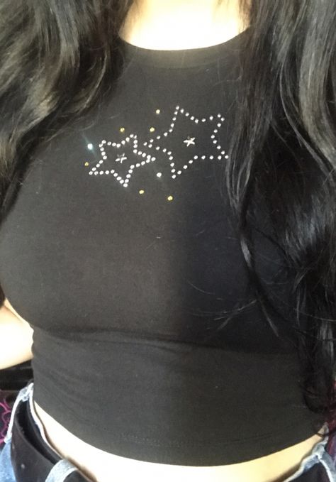 Bedazzled Tank Top Y2k, Rhinestone T Shirt Design, Rhinestone Shirt Outfits, Bedazzling Ideas Clothes, Bedazzled Clothing, Bedazzled Tshirt, Bedazzled Clothes, Rhinestone Clothes, Bedazzled Shirt