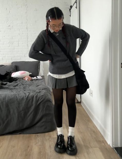 Black Jupe Outfit, Black Skirt Outfit School Casual, Shorts Pantyhose Outfit, Sheet Tights Outfit, Grey Turtleneck Outfit Aesthetic, Black Tights White Socks, Long Socks And Skirt, Brown Vs Black Tights, Outfits With Knee Socks