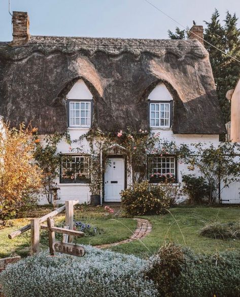 9 Enchanting English Country Cottages to Fall in Love With - Cottage Journal English Country Cottages, Veranda Magazine, Cottage Journal, Country Cottages, Cottage Aesthetic, Fairytale Cottage, Cottage Exterior, Casas The Sims 4, Style Cottage