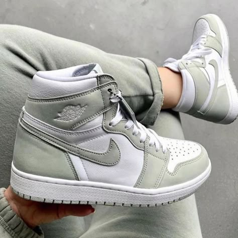 Jordan 1 Seafoam, Jordans 1, Buty Marki Nike, Nike Jordans, Sneaker Trend, Trendy Shoes Sneakers, Nike Shoes Girls, Preppy Shoes, Jordan Shoes Girls