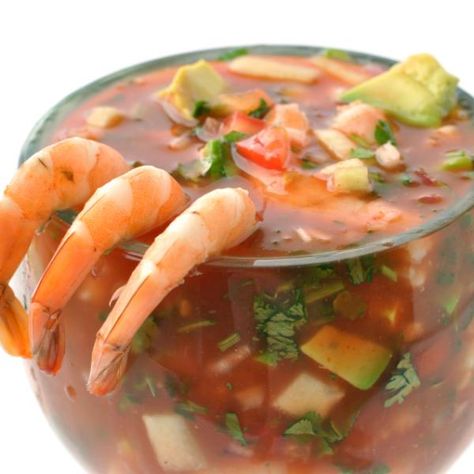 Aprende a preparar cóctel de camarones en salsa con esta rica y fácil receta.  Para realizar el cóctel de marisco, lo primero que debemos hacer es cocer los camarone... Mexican Catering, Mexican Shrimp Cocktail, Food Shrimp, Crab Recipe, Seafood Cocktail, Easy To Make Snacks, Popular Appetizers, Ceviche Recipe, Shrimp Ceviche