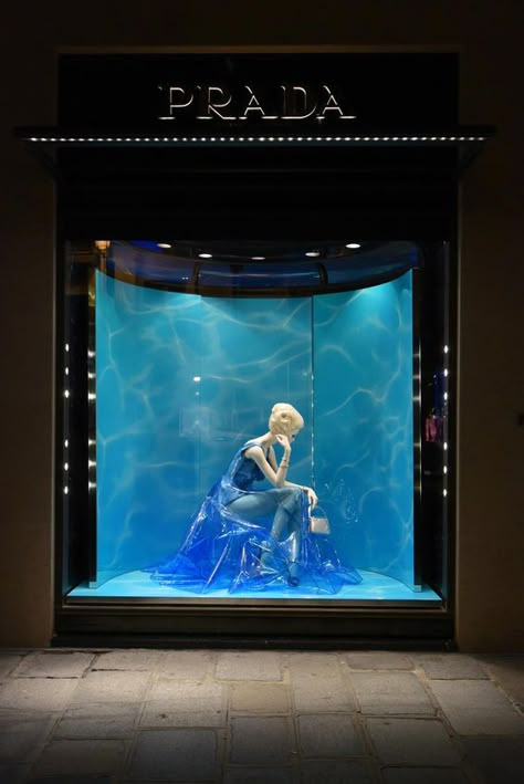 Prada "The Perfect Water" display window, Paris Vitrine Design, Window Display Retail, Visual Merchandising Displays, Store Window Displays, Window Display Design, Shop Sign Design, Shop Front Signage, Interior Display, Store Window