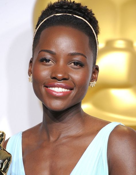 2016 oscars lupita nyongo Alice Band Hairstyles, Band Hairstyles, Peachy Lip, Oscar Hairstyles, Red Carpet Jewelry, Hair Front, Red Lipstick Makeup, Fred Leighton, Lupita Nyongo