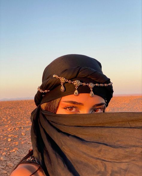 Cr: iamnardjes Nas Hip Hop, Arabian Nights Aesthetic, Desert Photoshoot Ideas, Algerian Jewelry, Desert Outfit, Arab Aesthetic, Algerian Culture, Egypt Aesthetic, Desert Photoshoot