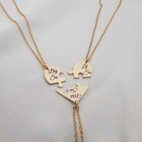 "𝐻𝑜𝓌 𝒯𝑜 𝒪𝓇𝒹𝑒𝓇 - Choose the material. - Choose chain type. 𝐼𝓉𝑒𝓂 𝒟𝑒𝓈𝒸𝓇𝒾𝓅𝓉𝒾𝑜𝓃 Sisters/Best Friends Initial Necklace Set. Pendants dimension: Big Sis - 18*14mm Mid Sis - 24*15mm Lil Sis - 15*18mm Chain length: 16\" + 2\" extension. PLEASE NOTE: Chain type and length is the same for all necklaces. ❤ Set Of Three Necklaces ❤ 𝒪𝓇𝒹𝑒𝓇 𝐻𝒶𝓃𝒹𝓁𝒾𝓃𝑔 𝒯𝒾𝓂𝑒 Order processing time for our items is 3-5 business days, please note it does not include the delivery time. All of o Sister Bracelets For 3, Necklace For 3 Friends, Necklaces For Sisters, Necklace For Friends, Trio Necklace Set, 3 Best Friend Necklaces, 3 Best Friends Chain, Necklace For 3 Best Friends, Best Friends Jewelry For 2