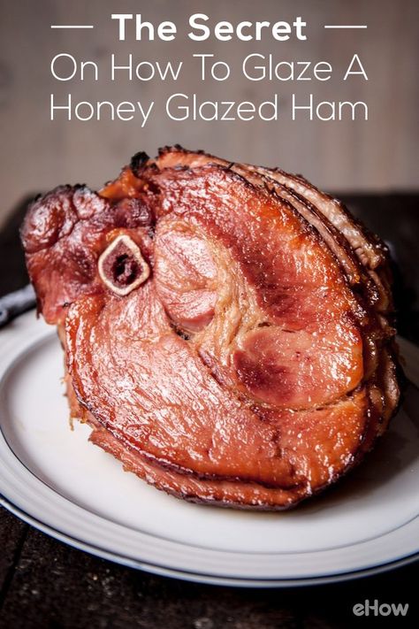 No more dry ham! Every recipe that you find for glazed ham has the same error: cook until the meat reaches an internal temperature of 165 degrees Fahrenheit. Because it's pork and that's what we have to do! The problem: it was ALREADY cooked to 165 degrees F, it's a pre-cooked ham. You can eat it right out of the package just like that deli meat you put on your sandwiches. Recipes With Cooked Ham, Juicy Ham, Honey Baked Ham Recipe, Ham In The Oven, Ham Recipes Baked, Spiral Sliced Ham, Ham Glaze Recipe, Honey Glazed Ham, Honey Ham