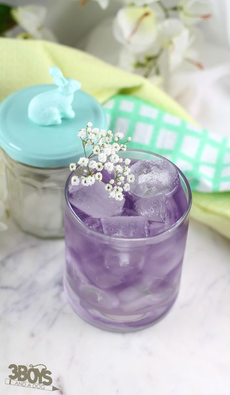 Lavender and Elderflower Mocktail Recipe Elderberry Mocktail Recipe, Lavender Elderflower Cocktail, Lavender Drink Recipes, Elderflower Mocktail Recipe, Lavender Mocktail Recipe, Pretty Mocktail Recipe, Elderberry Cocktails, Elderberry Cocktail, Lavender Drinks