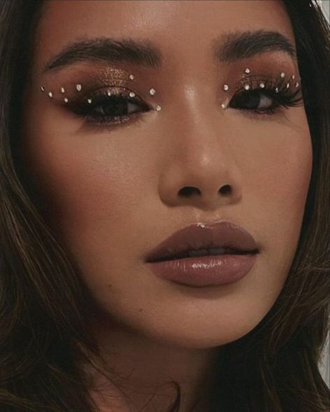 EUPHORIA MAKUP LOOKS & INSPO | RHINESTONE MAKEUP Gem Makeup, Coachella Makeup, Festival Make Up, Concert Makeup, Sparkly Makeup, Euphoria Makeup, Rhinestone Makeup, Rave Makeup, Eye Makeup Pictures