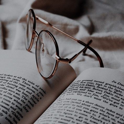 Womens Glasses Frames, Bookstagram Inspiration, Barbara Gordon, Foto Ideas Instagram, Gold Branding, Prescription Eyeglasses, Shadowhunters, Book Photography, Gold Fashion