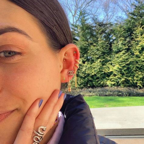 Studs on Instagram: “Wowow, we love @phoebesmith5 ‘s spin on our Cult Classic earscape #teamstuds” Celebrity Ear Piercings, Kylie Jenner Ear Piercings, Kylie Jenner's Tattoos, Faux Locs Hairstyles, Cute Piercings, Piercing Ideas, Belly Piercing, Earrings Inspiration, Cartilage Piercing