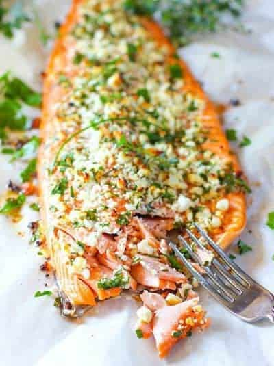 You will love this super flavorful and easy to make Salmon Crusted with Feta and Herbs! Just sprinkle and in the oven it goes! #bakedsalmon #healthybakedsalmon # easybakedsalmon Herb Crusted Salmon, Resep Seafood, Healthy Salmon, Resep Diet, Crusted Salmon, Salad Pasta, Salmon Dishes, Think Food, Seafood Dinner