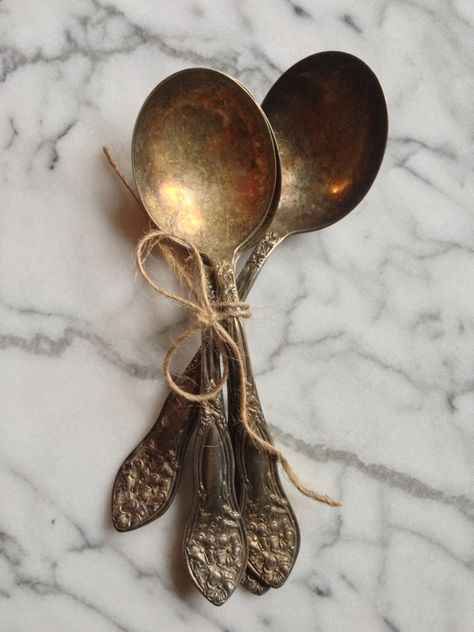 Spoon Display, Antique Cutlery, Antique Knowledge, Kitchen Vignettes, Antique Spoons, Silverplate Flatware, Vintage Cutlery, Vintage Flatware, Vintage Spoons