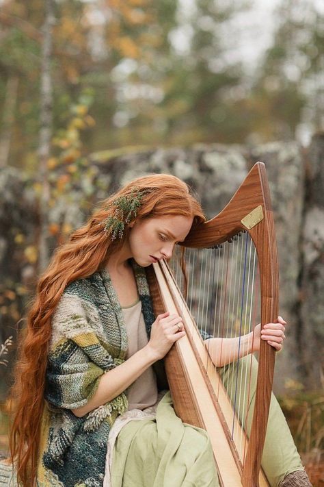 Looks Hippie, Celtic Harp, Frida Art, Estilo Hippy, Fairytale Photography, Long Red Hair, Fantasy Photography, Long Red, Harp