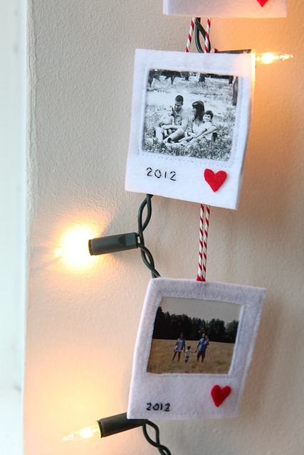 Polaroid Christmas Ornament, Polaroid Christmas, Diy Photo Ornaments, Marco Polaroid, Christmas Ornaments Diy Kids, Christmas Ornament Diy, A Simple Christmas, Picture Frame Ornaments, Picture Ornaments