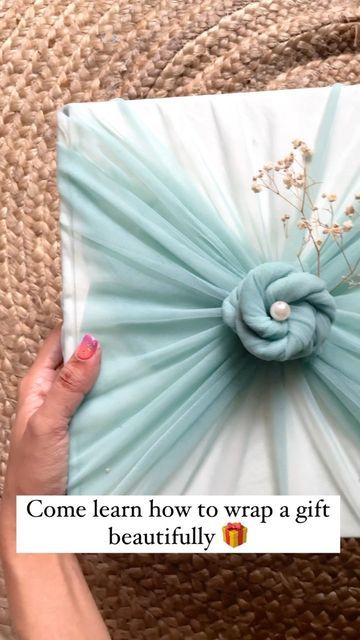 Akshata jain shared a post on Instagram: "Learn Furoshiki : The Art of Japanese Fabric Wrapping . Steps to follow:- 1. Take a cloth 4x of your gift box 2. Place your box in centre diagonally 3. Pull all four ears and secure with an elastic 4. Start twisting first ear roll it clock wise and secure 5. Repeat the same with remaining 3 ears 6. TaDa!! It’s ready . . . . . . Nails by @nails_by_rachita #packaging #packagingreels #packagingtutorials #packagingideas #packagingdesign #furoshiki #furos Wedding Gift Packing, Pretty Gift Wrapping Ideas, Wedding Gift Hampers, Fabric Wrapping, Wedding Gift Pack, Creative Wedding Gifts, Bridal Gift Wrapping Ideas, Gift Wrapping Techniques, Creative Gift Wraps