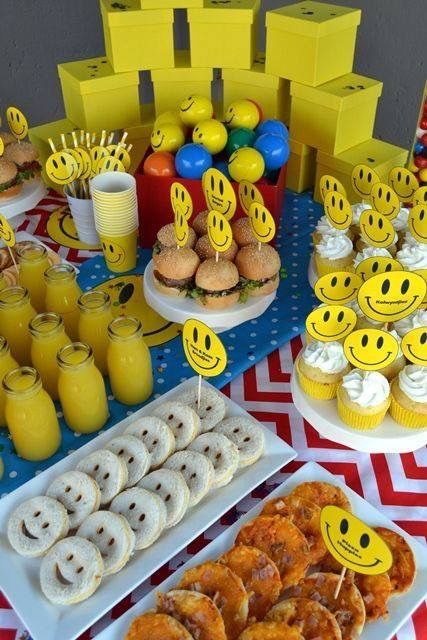 A really fun smiley face spread. We love the patterns and bright yellows, blues, and reds. Party Emoji, Emoji Cake, Emoji Birthday Party, Emoji Party, Emoji Birthday, Party Goodies, 13th Birthday Parties, 10th Birthday Parties, Birthday Themes