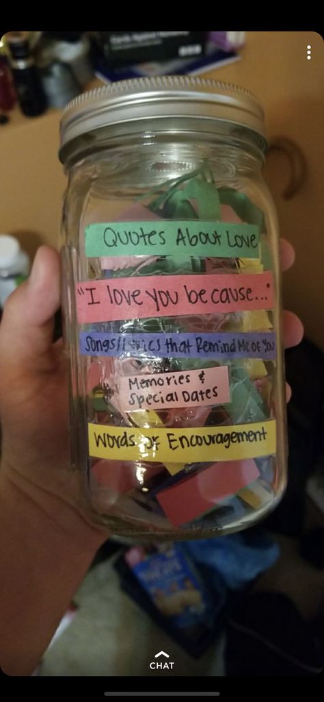 365 Day Jar • Super easy boyfriend gift! Mason jar + 5 colors of construction paper! My categories are “Quotes about Love,” “I Love You Because,” “Songs/Lyrics that Remind Me of You,” “Memories & Special Dates,” and “Words of Encouragement.” #boyfriendgifts #boyfriendgiftsideas #365dayjar #easyboyfriendgifts #easyboyfriendgiftideas #masonjarcrafts #anniversarygifts #homemadegifts Simple Boyfriend Gifts, 365 Jar, Handmade Gifts For Boyfriend, Love Jar, Gift Jar, Why I Love You, Presents For Boyfriend, Quotes About Love