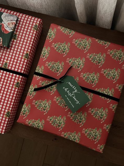 Classy Christmas Wrapping Paper, Traditional Christmas Wrapping Ideas, Vintage Present Wrapping, Traditional Christmas Wrapping Paper, Christmas Wrapping Paper Aesthetic, Christmas Wrapping Theme, Aesthetic Christmas Wrapping, Christmas Wrapping Ideas For Kids, Traditional Christmas Wrapping