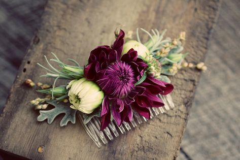 Haarschmuck mit echten Blumen #Hochzeit #Wedding #Haarschmuck Folwer Crown, Wedding Hairstyles And Makeup, Floral Comb, Floral Hair Combs, Flower Comb, Hair Flowers, Flower Hair Comb, Wedding Hair Flowers, Wrist Corsage