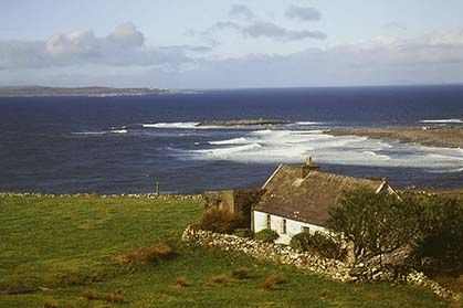 Ireland Houses, Ireland Aesthetic, Ireland Cottage, Natural Architecture, Cottage Aesthetic, Irish Cottage, Country Cottage Decor, Cottage By The Sea, Ireland Homes