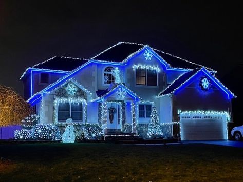 Blue Xmas Decorating Ideas, Outdoor Xmas Lights, Exterior Christmas Lights, Christmas Lights Inside, Blue Christmas Lights, Christmas Lights Outside, White Christmas Lights, Christmas House Lights, Blue Christmas Decor