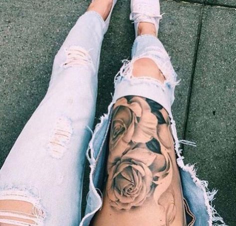 17 Sexy-As-Hell Thigh Tattoos That Will Make You Want To Show Off Your Legs Tattoo Bein Frau, Rosé Legs, Upper Thigh Tattoos, Tattoo Pierna, Tato Paha, Rose Tattoo Thigh, Tattoo Son, Thigh Tat, Rose Flower Tattoos