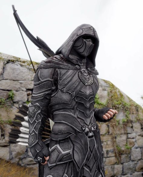 Stunning Skyrim Nightingale cosplay. Even the background looks straight out of Skyrim. Fantasy Helmet Design, Knight Helmet Design, Mroczny Elf, Nightingale Armor, Echipament Tactic, Armadura Cosplay, Knight Helmet, Personaje Fantasy, Arte Ninja