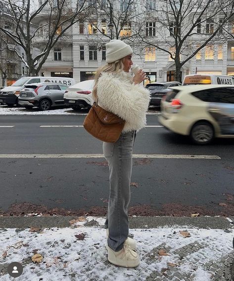 All Posts • Instagram New York Outfits Cold, Europe Winter Aesthetic, Russian Winter Fashion, Moonboots Outfits, Ny Winter, Winter Warm Outfits, Australian Winter Fashion, Outfits Los Angeles, December Outfits