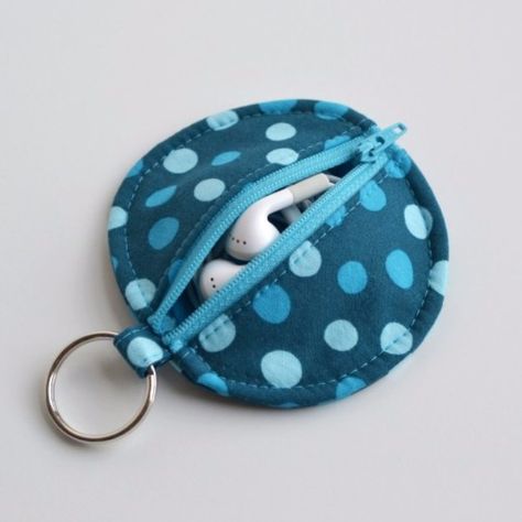 Easy Sewing Projects to Sell - Circle Zip Earbud Pouch Tutorial - DIY Sewing Ideas for Your Craft Business. Make Money with these Simple Gift Ideas, Free Patterns, Products from Fabric Scraps, Cute Kids Tutorials http://diyjoy.com/sewing-crafts-to-make-and-sell Syprosjekter For Nybegynnere, Diy Bibs, Sewing Pouch, Earbud Pouch, Diy Pouch Tutorial, Diy Sy, Trendy Sewing Projects, Purl Bee, Trendy Sewing Patterns