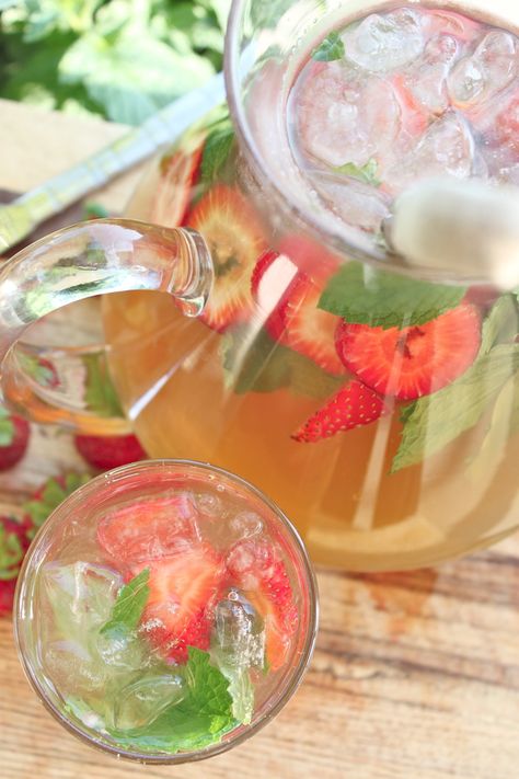 Strawberry Mint Iced Green Tea — The Diva Dish Strawberry Green Tea, Aa Meeting, Pinterest Kitchen, Lipton Green Tea, Pop Drink, Yummy Cocktails, Cold Tea, Iced Tea Lemonade, Iced Green Tea