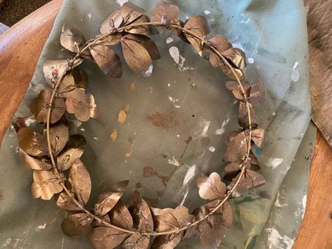 Leafy Metal Wreath From Pop Cans | Hometalk High End Decor, How To Make Metal, Wreath Stand, Christmas Wired Ribbon, Fall Frames, Metal Wreath Frame, Candle Wreaths, Wreath Frame, Pop Cans