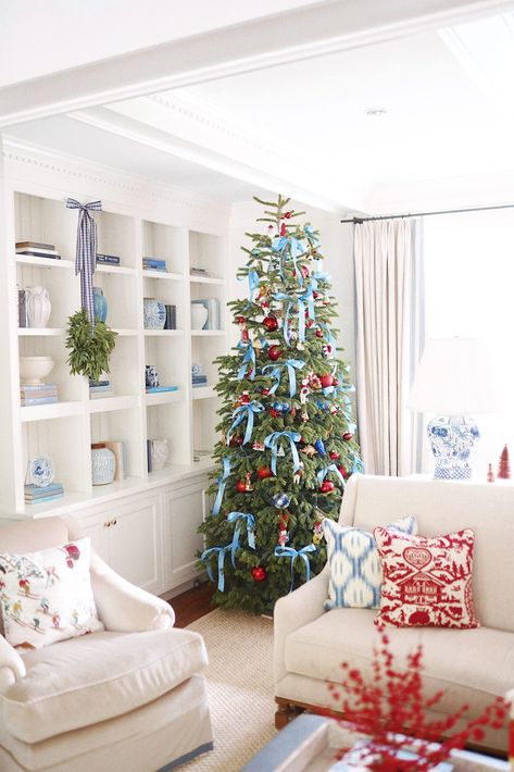 Christmas Tree With Old World Ornaments, Grandmillennial Christmas Tree, Grand Millenial Christmas, Christmas Home Decorating, Christmas In Connecticut, Christmas Home Decor Ideas, Chinoiserie Christmas, Holiday Arrangement, Classy Christmas