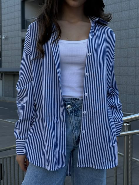 Striped Boyfriend Shirt Outfit, Large Shirt Outfit Women, Blue Striped Shirt Outfit Women, Womens Button Up Shirt Outfit, Oversized Striped Shirt Outfit, Outfit Elegantes, Celebrity Casual Outfits, Uni Fits, Casual College Outfits