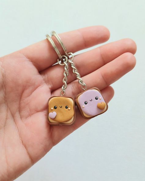 Cute peanut butter and jelly toast matching set, with two separate keychains: one with peanut butter and one with purple jelly. The charms measure about 2 cm and are made by hand, from polymer clay. Since we do not use molds or forms, the models may slighly vary from the picture. The price is for a set of 2 keychains. * Each product comes in a cute packaging. * Visit our shop to see all the products: https://www.etsy.com/shop/nahootdesignshop/?etsrc=sdt Clay Gifts For Best Friend, Friendship Clay Ideas, Clay Charms Keychain, Super Clay Keychains, Matching Clay Keychains, Clay Polymer Ideas, Matching Clay Ideas, Polymer Clay Ideas Jewelry, Aesthetic Key Chains