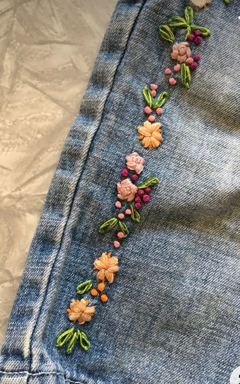 Denim Pocket Embroidery Design, Embroidery Patterns Pants, Flower Embroidery Jeans Diy, Easy Jeans Embroidery, Sewing Flowers On Jeans, Jeans With Embroidered Flowers, Embroidery On Ripped Jeans, Embroidery Denim Jeans, Embroidery On Denim Jeans