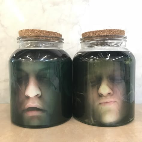 Go super spooky with your Halloween decor using office supplies to make heads in jars. This video originally appeared on Facebook Live on October 31, 2017. Halloween Party Ideas Decorations, Diy Halloween Scary, Easy Face Painting, Head In A Jar, Office Halloween Decorations, Halloween Jars, Halloween Office, Easy Halloween Decorations, Adornos Halloween