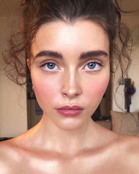 12.1k Likes, 115 Comments - Nikki_Makeup (@nikki_makeup) on Instagram: “Mesmerising @bellemjohnson from yesterday’s shoot with @tamarawilliams1 Products used on skin are…” Blush Cheeks Make Up, Blushed Makeup Looks, Young Makeup Looks, Blush Eye Makeup, Nude Eyeliner, Blush Cheeks, Spring Makeup Trends, Mata Biru, Ideas De Maquillaje Natural