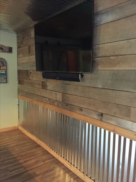 Barnwood and tin wall Bar Deco, Balkon Design, Old Barn Wood, Small Basements, Regal Design, Tin Walls, Casa Container, Corrugated Metal, Man Cave Garage