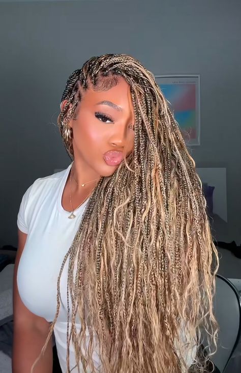 Curly Braided Styles, Blonde Highlight Braids Black Women, Highlight Boho Knotless Braids, Blonde Ombré Boho Braids, Knotless Box Braids Color Combo, Ash Brown Braids Black Women, Phondos Hairstyle, Brown Blonde Boho Knotless Braids, Micro Braids Curly Ends